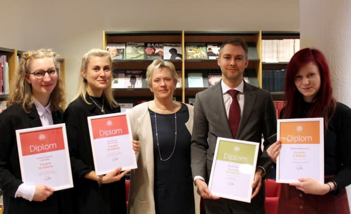 Pristagarna i uppsatstävlingen Brottsoffer i fokus 2017. Från vänster Emma Linder, Lisa Vallin, William Svärd och Mikaela Magnusson. I mitten Brottsoffermyndighetens generaldirektör Annika Öster.